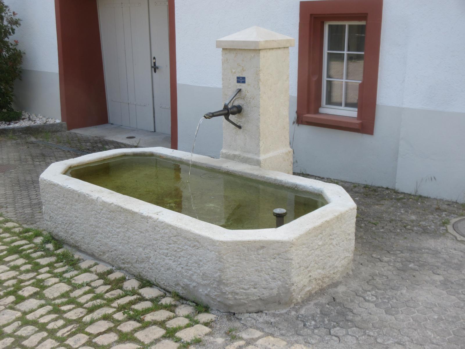 Pfarrhaus / Ormalingerstrasse 51 *** o.J. (19. Jh.); restauriert 2019 *** Solothurner Kalk mit Spiralschnecken (Nerineen) 1); Monolith 244 x 123 cm *** Solothurner Kalk mit Nerineen *** "Kein Trinkwasser", Brunnen Nr. 8; die Brunnen 8 - 10 beziehen ihr Wasser von einer gemeinsamen Quelle.